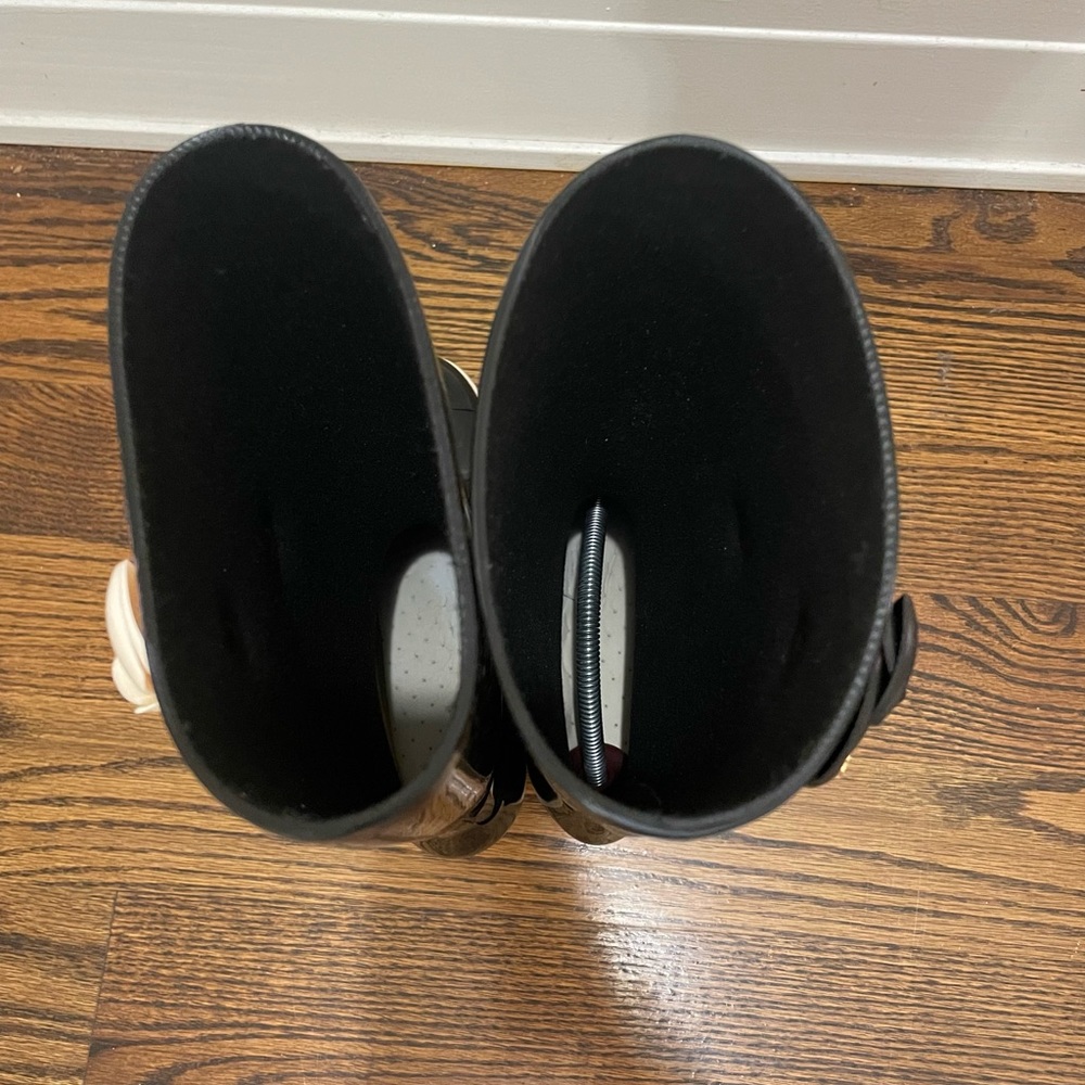 CHANEL Black Rain Boots with Cream Camellia Accent - Picture 4 of 10
